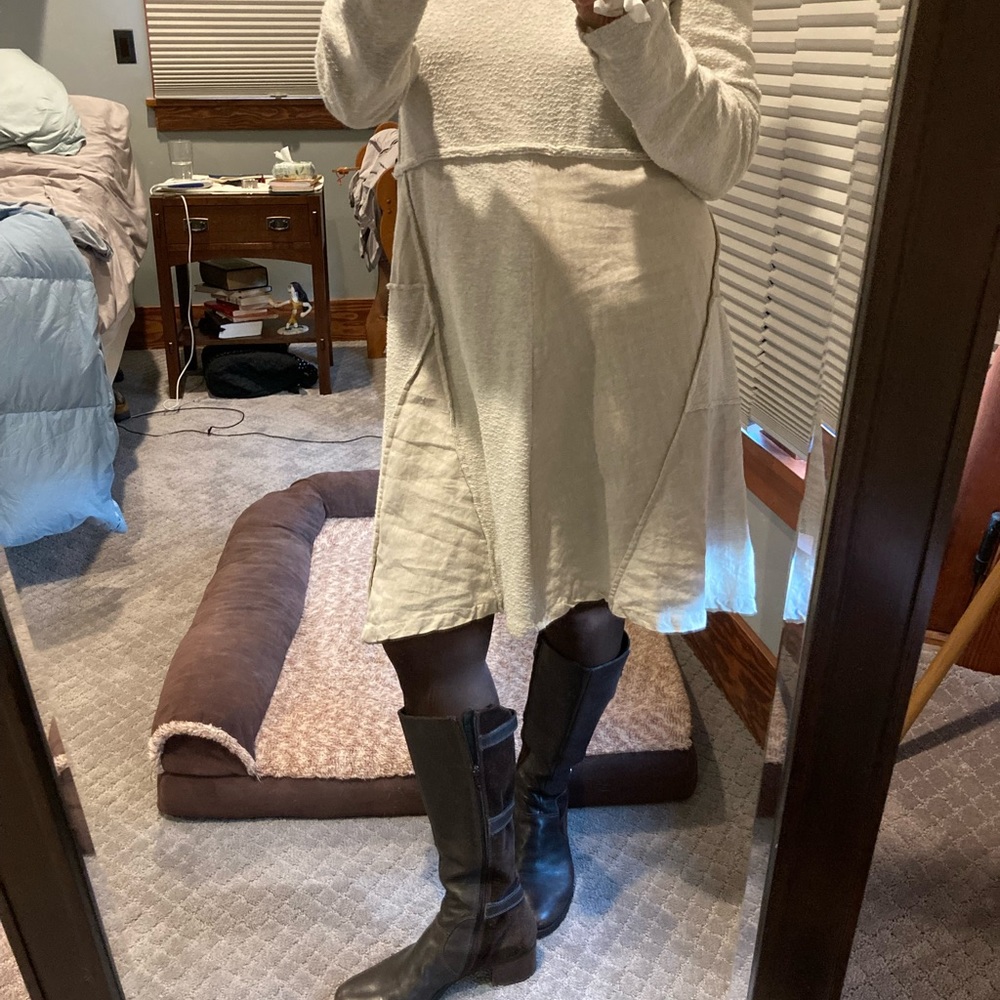 Dress made of linen and stretch knit. It’s natural and light weight.